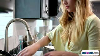 Grandi tette bionda torna a casa presto per i suoi piccoli seni gf e festeggiare con sesso lesbico.Si baciano e il busty babe è cerchiati e facesits suo