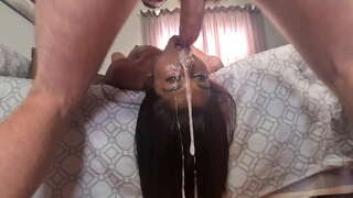 Desi puttana a testa in giù facefuck