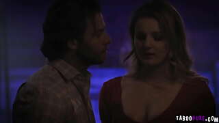 Сексуалдык красотка Элиза Эвс мүмкүнчүлүк берди зрелому жеребцу засунуть анын сладкую булочку өзүнүн пульсирующий мүчөсү