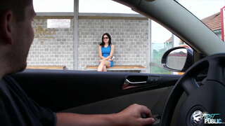 Sporca tizio raccolta solitario ragazza in stazione degli autobus, mostrando il suo fantastico pubblico scopare in natura