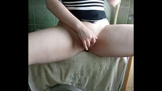 Ragazza con un grande culo ottiene un orgasmo lavatrice e un Vibratore