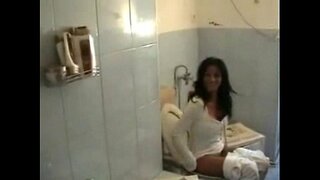 Hot mom നൽകുന്നു തല on the toilet