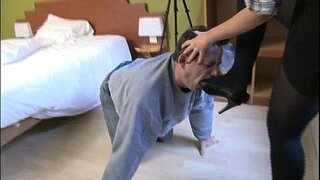 Padrona che fa i suoi schiavi maschi leccare le scarpe con i tacchi alti