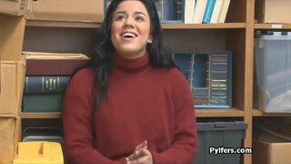 Curvy Latina ladro arrestato e scopata da cornea guardia