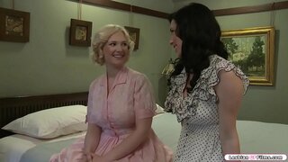 Busty pirang kunjungan nya brunette babaturan jeung maranéhanana mimitian ngawangkong ngeunaan ukuran maranéhanana boobs.Sanggeus éta,maranehna meunang horny jeung maranehna mimiti kissing saling.Next nyaéta babaturan nya lebay nya tits jeung licks nya pussy.Dina mulang manéhna teu sarua ka babaturan nya.