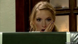 Teen bionda Mona Galles trovati porno film della sua matrigna, Simone Sonay su internet e poi la panna montata e anale scopata in schiavitù a letto