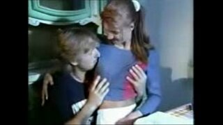 Passo figlia lo vuole nel culo