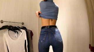 WOW! Waarm Meedchen mat klengen Titten-dressing t-shirt a Blusen an ëffentlechen Umkleideraum 4K 60Fps