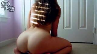 Cazzo di Dildo sul tappeto a casa